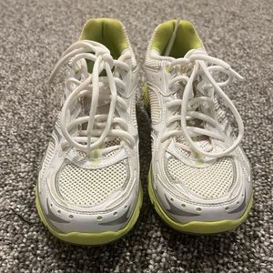 Women’s Skechers.  Size:  8.5